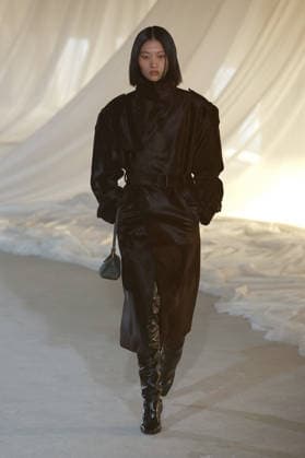 (260304) -- PARIS, March 4, 2026 -- A model presents a creation from the ready-to-wear Fall Winter 2026-2027 collections by Balmain during the Paris Fashion Week, in Paris, France, on March 4, 2026. (MeetEurope Handout via Xinhua) FRANCE-PARIS-FASHION WEEK-BALMAIN WuxHuiwo 