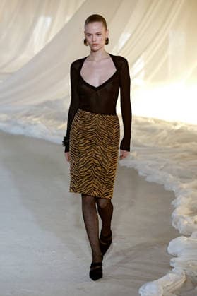 (260304) -- PARIS, March 4, 2026 -- A model presents a creation from the ready-to-wear Fall Winter 2026-2027 collections by Balmain during the Paris Fashion Week, in Paris, France, on March 4, 2026. (MeetEurope Handout via Xinhua) FRANCE-PARIS-FASHION WEEK-BALMAIN WuxHuiwo 