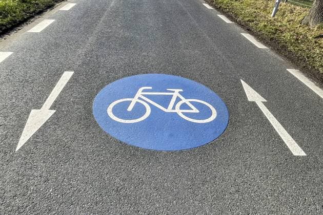 Große Markierung auf schmale Kreisstraße Landstraße in ländliches Gebiet gemaltes Symbol für Verkehrszeichen 244.1-40 Beginn Ende einer Fahrradstraße, daneben Richtungspfeile für in beide Fahrtrichtungen, Deutschland Large marking on narrow district road country road in rural area painted symbol for road signs 244.1-40 beginning end of a bicycle road, next to it direction arrows for in both directions of travel, Germany Copyright: imageBROKER FrankxSchneider ibxfrs16890083.jpg