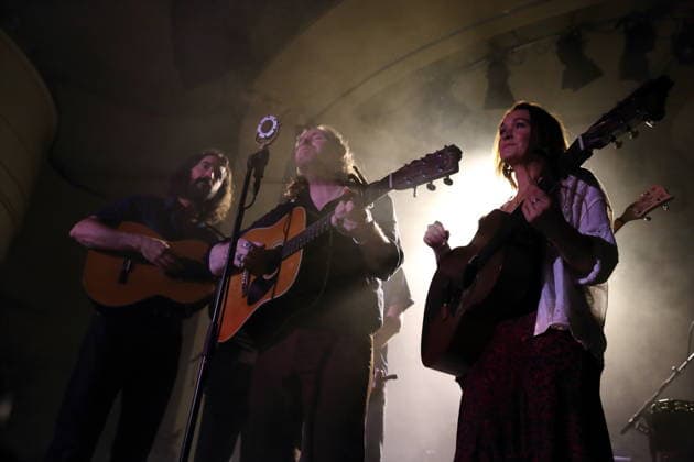 David Powys, Sam Bentley und Christina Lacy, v.l., von der Band The Paper Kites bei einem Konzert im Metropol in Berlin, 4. März 2026. The Paper Kites Konzert Berlin