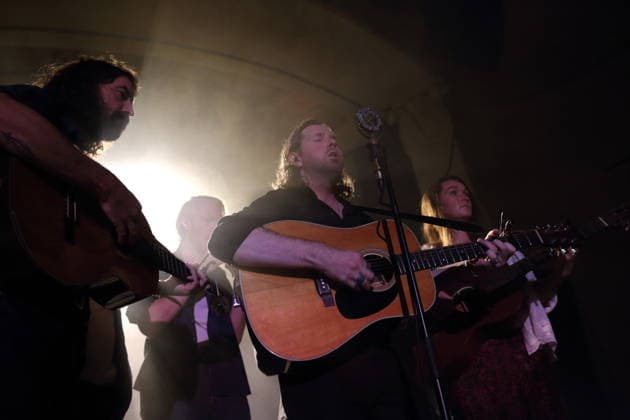David Powys, Sam Rasmussen, Sam Bentley und Christina Lacy, v.l., von der Band The Paper Kites bei einem Konzert im Metropol in Berlin, 4. März 2026. The Paper Kites Konzert Berlin
