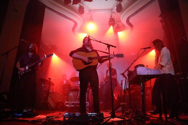 David Powys, Josh Bentley, Sam Bentley, Sam Rasmussen und Christina Lacy, v.l., von der Band The Paper Kites bei einem Konzert im Metropol in Berlin, 4. März 2026. The Paper Kites Konzert Berlin
