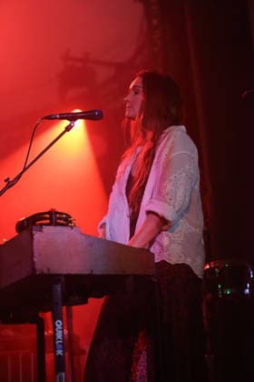 Christina Lacy von der Band The Paper Kites bei einem Konzert im Metropol in Berlin, 4. März 2026. The Paper Kites Konzert Berlin
