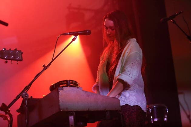 Christina Lacy von der Band The Paper Kites bei einem Konzert im Metropol in Berlin, 4. März 2026. The Paper Kites Konzert Berlin