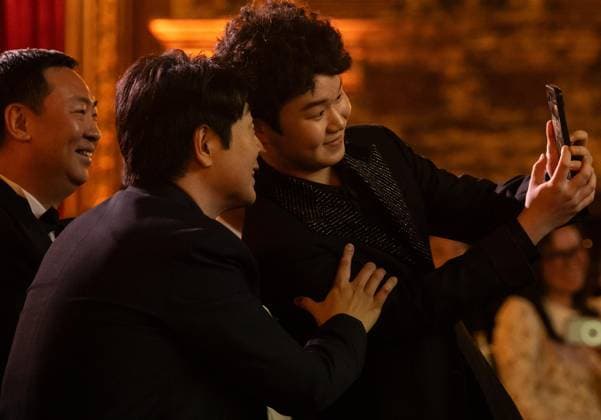 March 4, 2026, Bronx, New York, USA: Young musician, recipient of foundation Sencheng Zhang takes selfie with Lang Lang during Lang Lang International Music Foundation bi-annual gala at Metropolitan Club in New York, NY on March 4, 2026. Bronx USA - ZUMAr339 20260304_znp_r339_111 Copyright: xLevxRadinx