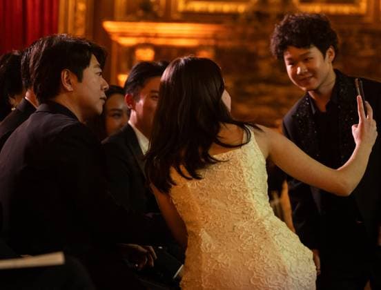 March 4, 2026, Bronx, New York, USA: Young musician, recipient of foundation Anna Kesselman takes selfie with Lang Lang during Lang Lang International Music Foundation bi-annual gala at Metropolitan Club in New York, NY on March 4, 2026. Bronx USA - ZUMAr339 20260304_znp_r339_112 Copyright: xLevxRadinx