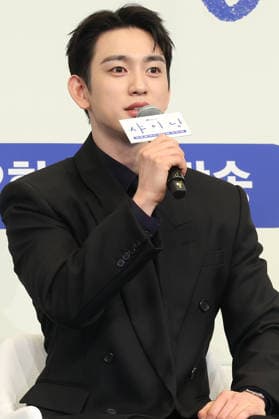 S. Korean actor Park Jin-young S. Korean actor Park Jin-young South Korean actor Park Jin-young, who stars in the local cable channel JTBC s new drama Still Shining, attends a publicity event in Seoul on March 5, 2026. The first episode of the drama will be aired on March 6. (Yonhap) 2026-03-05 16:04:23 < 1980-2026 YONHAPNEWS AGENCY. .> ¼­¿ïÆ¯º°½Ã EDITORIAL USE ONLY  Copyright: xx PYH2026030517600034400 YonhapxNewsx yonphotos250258