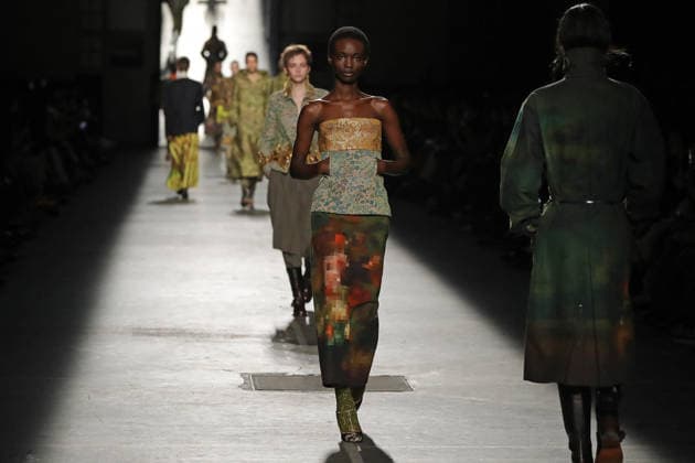 PFW - Dries Van Noten Runway A model walks the runway during the Dries Van Noten Womenswear Fall Winter 2026-2027 show as part of Paris Fashion Week on March 04, 2026 in Paris, France. Photo by Alain Gil Gonzalez ABACAPRESS.COM Paris France  Copyright: xGonzalezxAlain-Gil ABACAx