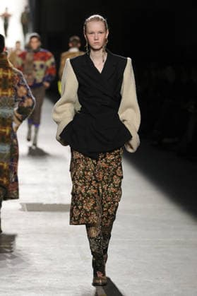 PFW - Dries Van Noten Runway A model walks the runway during the Dries Van Noten Womenswear Fall Winter 2026-2027 show as part of Paris Fashion Week on March 04, 2026 in Paris, France. Photo by Alain Gil Gonzalez ABACAPRESS.COM Paris France  Copyright: xGonzalezxAlain-Gil ABACAx