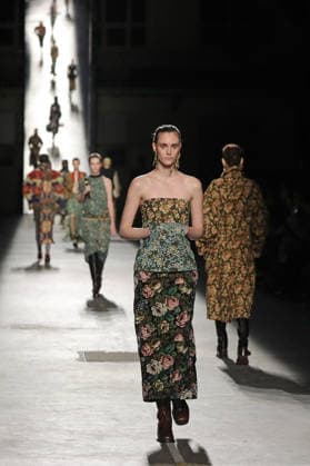 PFW - Dries Van Noten Runway A model walks the runway during the Dries Van Noten Womenswear Fall Winter 2026-2027 show as part of Paris Fashion Week on March 04, 2026 in Paris, France. Photo by Alain Gil Gonzalez ABACAPRESS.COM Paris France  Copyright: xGonzalezxAlain-Gil ABACAx