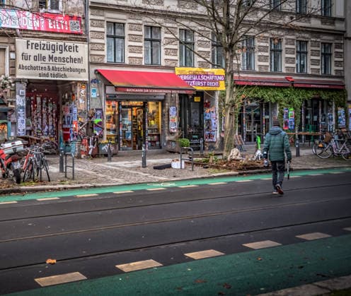 Berlin Pankow OT Prenzlauer Berg; Straßenszene Kastanienallee mit Buchladen Zur schwankenden Weltkugel ( Edit Aunahme 2022) Berlin