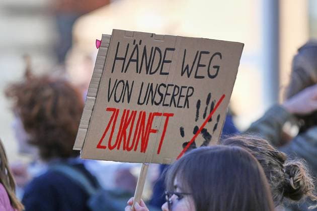 News Bilder des Tages Berlin, Deutschland, 05.03.2026: Potsdamer Platz: Demo gegen die Wehrpflicht: Schüler demonstrieren und halten ein Plakat mit der Aufschrift: Hände Weg von unserer Zukunft *** Berlin, Germany, 05 03 2026 Potsdamer Platz Demonstration against compulsory military service Students demonstrate and hold a placard with the inscription Hands off our future Copyright: xdtsxNachrichtenagenturx dts_109572