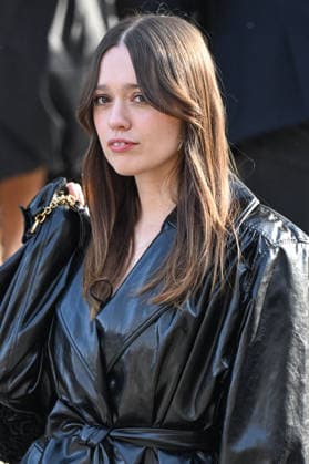 PFW Chloe Outside Arrivals Aimee Lou Wood arriving at the Chloeshow during Fashion Week in Paris, France on March 5, 2026. Photo by Julien Reynaud APS-Medias ABACAPRESS.COM Paris France  Copyright: xReynaudxJulien APS-Medias ABACAx