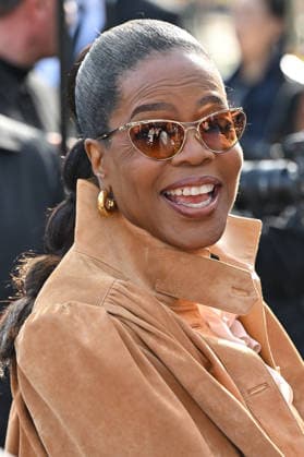 PFW Chloe Outside Arrivals Oprah Winfrey arriving at the Chloeshow during Fashion Week in Paris, France on March 5, 2026. Photo by Julien Reynaud APS-Medias ABACAPRESS.COM Paris France  Copyright: xReynaudxJulien APS-Medias ABACAx