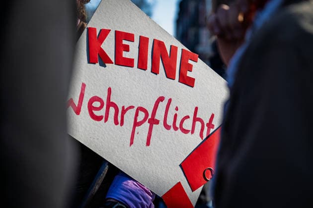 Schüler demonstrieren gegen mögliche Wiedereinführung der Wehrpflicht Oldenburg, Deutschland, 05.03.2026: Teilnehmer eines Schulstreiks gegen eine mögliche Wiedereinführung der Wehrpflicht zeigen während einer Demonstration ein Protestplakat mit der Aufschrift Keine Wehrpflicht.In mehreren Städten finden an diesem Tag Protestaktionen von Jugendlichen statt. *** Students demonstrate against the possible reintroduction of compulsory military service Oldenburg, Germany, 05 03 2026 Participants in a school strike against the possible reintroduction of compulsory military service show a protest poster with the inscription No compulsory military service during a demonstration Young people are holding protests in several cities on t