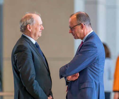 Friedrich Merz im Bundestag EUR, Deutschland, Berlin: 05.03.2026: Bundeskanzler Friedrich Merz (CDU) im Gespräch mit dem Abgeordneten Fritz Güntzler (CDU) im Foyer des Deutschen Bundestag. Termin 62. Sitzung des Bundestag mit namentlicher Abstimmung. *** Friedrich Merz in the Bundestag EUR, Germany, Berlin 05 03 2026 Federal Chancellor Friedrich Merz CDU in conversation with Member of Parliament Fritz Güntzler CDU in the foyer of the German Bundestag Date 62 Session of the Bundestag with roll-call vote
