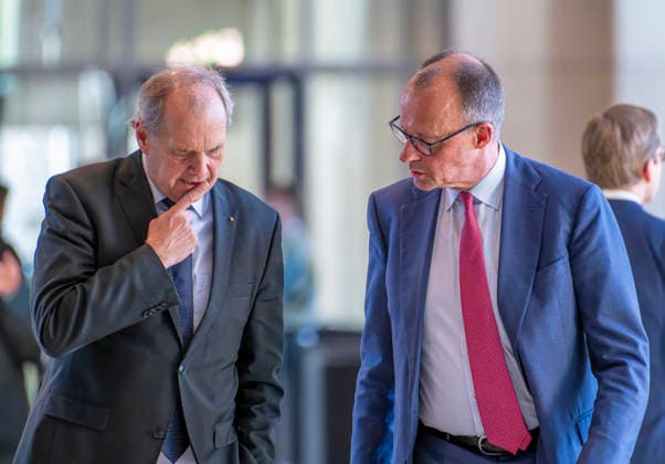 Friedrich Merz im Bundestag EUR, Deutschland, Berlin: 05.03.2026: Bundeskanzler Friedrich Merz (CDU) im Gespräch mit dem Abgeordneten Fritz Güntzler (CDU) im Foyer des Deutschen Bundestag. Termin 62. Sitzung des Bundestag mit namentlicher Abstimmung. *** Friedrich Merz in the Bundestag EUR, Germany, Berlin 05 03 2026 Federal Chancellor Friedrich Merz CDU in conversation with Member of Parliament Fritz Güntzler CDU in the foyer of the German Bundestag Date 62 Session of the Bundestag with roll-call vote