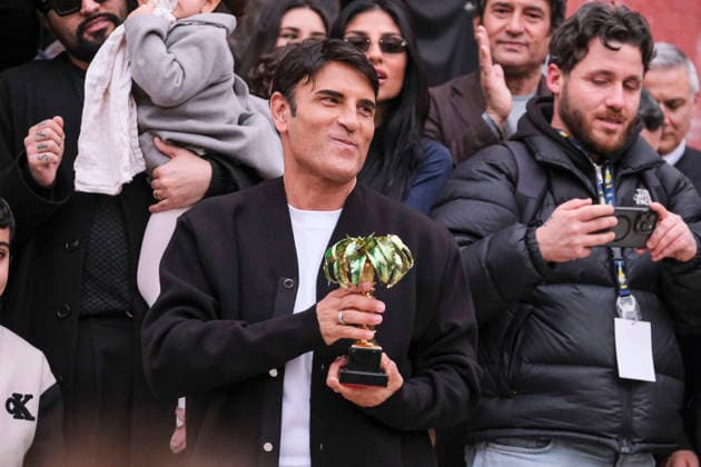 Entertainment Bilder des Tages Celebration in Naples for Sal Da Vinci After Victory at the Sanremo Festival After his victory at the Sanremo Festival, Sal Da Vinci returns to Naples and performs in his neighbourhood. The party, which lasted about half an hour, took place on the steps of the first municipality headquarters in Largo Torretta, Chiaia: the singer appeared before the public to the tune of Per sempre si?, sung and danced to by hundreds of people. _ABP5182 Copyright: xAntonioxBalascox