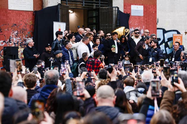 Celebration in Naples for Sal Da Vinci After Victory at the Sanremo Festival After his victory at the Sanremo Festival, Sal Da Vinci returns to Naples and performs in his neighbourhood. The party, which lasted about half an hour, took place on the steps of the first municipality headquarters in Largo Torretta, Chiaia: the singer appeared before the public to the tune of Per sempre si, sung and danced to by hundreds of people. _BPH7918 Copyright: xAntonioxBalascox