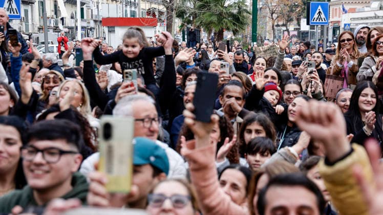 Celebration in Naples for Sal Da Vinci After Victory at the Sanremo Festival After his victory at the Sanremo Festival, Sal Da Vinci returns to Naples and performs in his neighbourhood. The party, which lasted about half an hour, took place on the steps of the first municipality headquarters in Largo Torretta, Chiaia: the singer appeared before the public to the tune of Per sempre si, sung and danced to by hundreds of people. _BPH8531 Copyright: xAntonioxBalascox