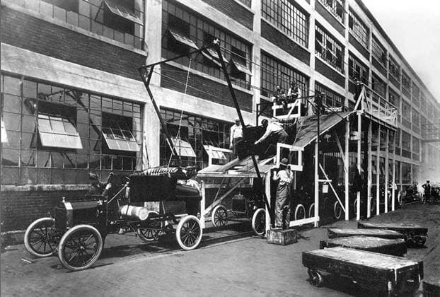 Erste Fließbandfertigung für Automobile der Welt der Ford Motor Company. 1913 Henry Ford, amerikanischer Erfinder, Industrieller und zusammen mit 11 weiteren Investoren Gründer des Automobilkonzern Ford Motor Company. Das Gründungskapital 1093 betrug 28.000 Dollar. Porträt von 1919, USA Sein Konzept der Fließbandfertigung war revolutionär und hatte auch Auswirkungen auf die industrielle Produktion anderer Güter. Er ist einer der bedeutendsten Unternehmer des 20. Jahrhunderts. Historisch, Zeitgeschichte, Wirtschaftsgeschichte First assembly line for automobiles in the world by the Ford Motor Company. 1913 Henry Ford, American inventor, industrialist and, together with 11 other investors, founder of the automotive group Ford Motor Company Copyright: imageBROKER HeinzxKrimmer ibljwp16932673.jpg