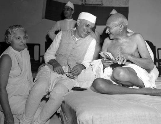 Mahatma Gandhi (geboren am 1.10.1869 - ermordet am 30.1. 1948) war ein indischer Pazifist, Politiker, bedeutender Widerstandskämpfer, Rechtsanwalt und Publizist. Jawaharlal Nehru und Mahatma Gandhi bei einer Sitzung des All-India Congress Committee in Bombay, am 6. Juli 1946, Indien Erste prägende Erfahrungen mit der Grausamkeit des Kolonialismus und Widerstand sammelte er in seiner Zeit in Südafrika (1892–1914). Nach Indien zurückgekehrt führte erfolgreich die indische Unabhängigkeitsbewegung gegen die britische Kolonialmacht an. Schließlich erreichte Indien im August 1947 die Unabhängigkeit. Etwa sechs Monate später wurde er von einen Hindu-Nationalisten ermordet. Er gilt als ein herausragender Vertreter des Freiheitskampfes gegen Unterd Copyright: imageBROKER HeinzxKrimmer ibljwp16932681.jpg
