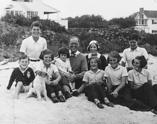 Der jugendliche John F. Kennedy (oben links) mit seiner Familie in Hyannis Port im September 1931, USA John Fitzgerald Kennedy, JFK (29. Mai 1917 in Brookline, Massachusetts - zu seiner Ermordung am 22. November 1963 in Dallas, Texas) war einer der bedeutendsten amerikanischen Präsidenten. Er war Mitglied der demokratischen Partei. Seine Präsidentschaft während des Kalten Krieges war von vielen Krisen geprägt: Bau der Berliner Mauer, Kubakrise, Eskalation des Vietnamkrieges, afroamerikanische Bürgerrechtsbewegung. Er setzte sich für die Abschaffung der Rassentrennung in den Südstaaten ein und betrieb Entpannungspolitik. Unter seiner Präsidentschaft wurde das Rote Telefon eingerichtet sowie der Vertrag über das Verbot von Kernwaffenvers Copyright: imageBROKER HeinzxKrimmer ibljwp16932696.jpg