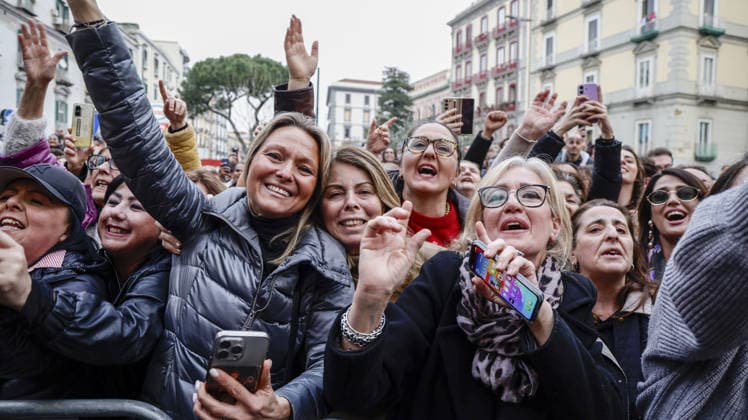 News - Celebration in Naples for Sal Da Vinci After Victory at the Sanremo Festival After his victory at the Sanremo Festival, Sal Da Vinci returns to Naples and performs in his neighbourhood. The party, which lasted about half an hour, took place on the steps of the first municipality headquarters in Largo Torretta, Chiaia: the singer appeared before the public to the tune of Per sempre si, sung and danced to by hundreds of people. Napoli Napoli Italy Copyright: xAntonioxBalascox xLiveMediax LPN_2326921