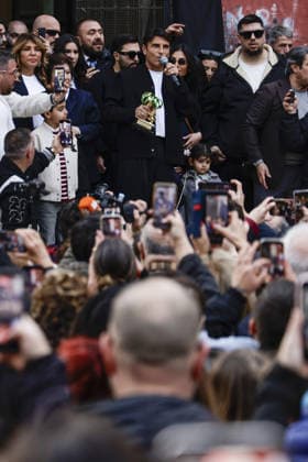 News - Celebration in Naples for Sal Da Vinci After Victory at the Sanremo Festival After his victory at the Sanremo Festival, Sal Da Vinci returns to Naples and performs in his neighbourhood. The party, which lasted about half an hour, took place on the steps of the first municipality headquarters in Largo Torretta, Chiaia: the singer appeared before the public to the tune of Per sempre si, sung and danced to by hundreds of people. Napoli Napoli Italy Copyright: xAntonioxBalascox xLiveMediax LPN_2326928