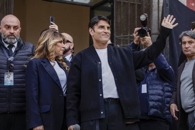 News - Celebration in Naples for Sal Da Vinci After Victory at the Sanremo Festival After his victory at the Sanremo Festival, Sal Da Vinci returns to Naples and performs in his neighbourhood. The party, which lasted about half an hour, took place on the steps of the first municipality headquarters in Largo Torretta, Chiaia: the singer appeared before the public to the tune of Per sempre si, sung and danced to by hundreds of people. Napoli Napoli Italy Copyright: xAntonioxBalascox xLiveMediax LPN_2326931