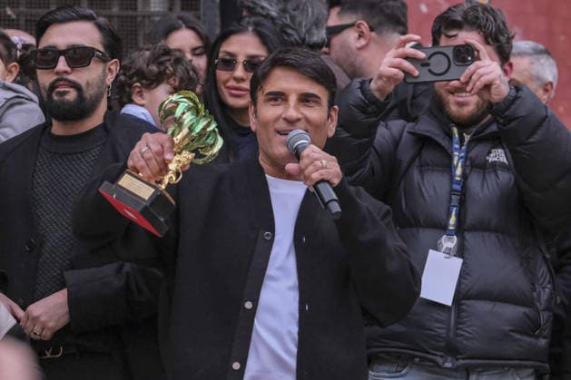 News - Celebration in Naples for Sal Da Vinci After Victory at the Sanremo Festival After his victory at the Sanremo Festival, Sal Da Vinci returns to Naples and performs in his neighbourhood. The party, which lasted about half an hour, took place on the steps of the first municipality headquarters in Largo Torretta, Chiaia: the singer appeared before the public to the tune of Per sempre si, sung and danced to by hundreds of people. Napoli Napoli Italy Copyright: xAntonioxBalascox xLiveMediax LPN_2326940