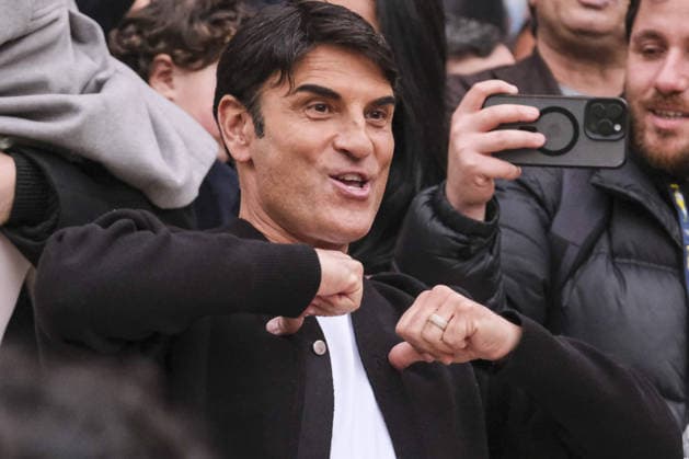 News - Celebration in Naples for Sal Da Vinci After Victory at the Sanremo Festival After his victory at the Sanremo Festival, Sal Da Vinci returns to Naples and performs in his neighbourhood. The party, which lasted about half an hour, took place on the steps of the first municipality headquarters in Largo Torretta, Chiaia: the singer appeared before the public to the tune of Per sempre si, sung and danced to by hundreds of people. Napoli Napoli Italy Copyright: xAntonioxBalascox xLiveMediax LPN_2326943