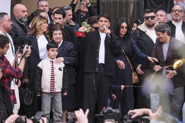 News - Celebration in Naples for Sal Da Vinci After Victory at the Sanremo Festival After his victory at the Sanremo Festival, Sal Da Vinci returns to Naples and performs in his neighbourhood. The party, which lasted about half an hour, took place on the steps of the first municipality headquarters in Largo Torretta, Chiaia: the singer appeared before the public to the tune of Per sempre si, sung and danced to by hundreds of people. Napoli Napoli Italy Copyright: xAntonioxBalascox xLiveMediax LPN_2326950