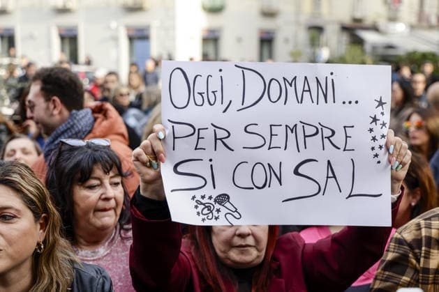 News - Celebration in Naples for Sal Da Vinci After Victory at the Sanremo Festival After his victory at the Sanremo Festival, Sal Da Vinci returns to Naples and performs in his neighbourhood. The party, which lasted about half an hour, took place on the steps of the first municipality headquarters in Largo Torretta, Chiaia: the singer appeared before the public to the tune of Per sempre si, sung and danced to by hundreds of people. Napoli Napoli Italy Copyright: xAntonioxBalascox xLiveMediax LPN_2326935