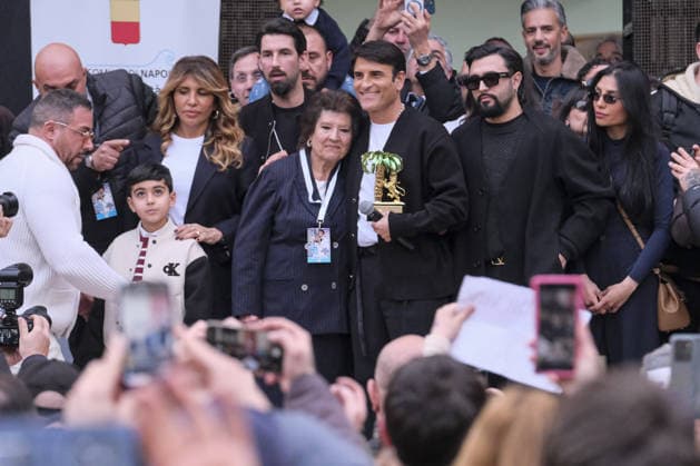 News - Celebration in Naples for Sal Da Vinci After Victory at the Sanremo Festival After his victory at the Sanremo Festival, Sal Da Vinci returns to Naples and performs in his neighbourhood. The party, which lasted about half an hour, took place on the steps of the first municipality headquarters in Largo Torretta, Chiaia: the singer appeared before the public to the tune of Per sempre si, sung and danced to by hundreds of people. Napoli Napoli Italy Copyright: xAntonioxBalascox xLiveMediax LPN_2326945