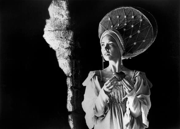 Deborah Fallender, on-set of the British Fantasy Film, Jabberwocky , Python Films, Umbrella Films, Columbia-Warner Distributors, 1977  Copyright: xABxArchivesx jtv011816