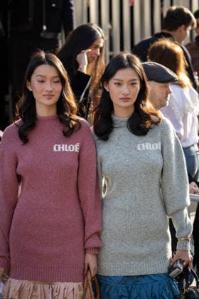 Ziyun et Ziwen Guan aux arrivals au défilé Chloé Collection Femme Prêt à Porter Automne Hiver 2026 2027 lors de la Fashion Week de Paris PFW à lUnesco, à Paris, France, le 5 mars 2026 Florian Lavielle Bestimage Arrivals at the Chloé Womens Ready to Wear Fall Winter 2026 2027 show during Paris Fashion Week PFW at UNESCO, Paris, France, on March 5, 2026 Paris France  Copyright: xFlorianxLaviellex xBestimagexFlorianxLaviellex xBestimagex
