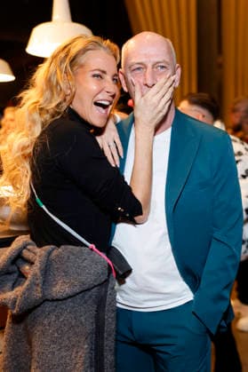 Model Giulia Siegel hält Fußball-Legende Mario Basler den Mund zu bei der Premiere der 3. Staffel der Amazon Prime Video Reality-Show The 50 im Cinedom. Köln, 05.03.2026 NRW Deutschland Copyright: xChristophxHardtx