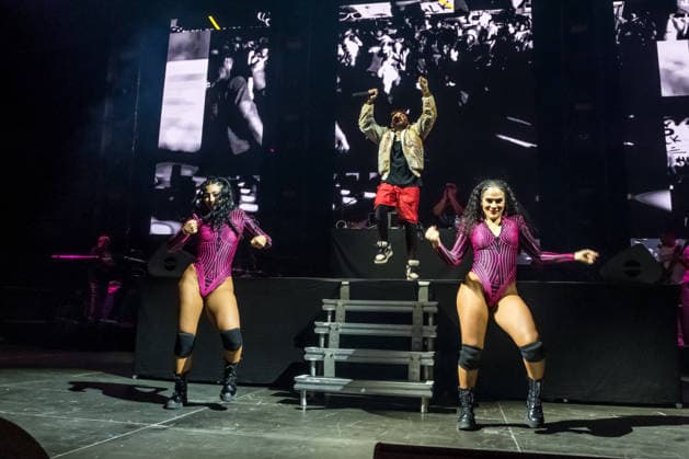 Sean Paul spielt am 5. März 2026 in der QUARTERBACK Immobilien ARENA Leipzig eine Show seiner TIMELESS TOUR. Vor einer fast ausverkauften Halle liefert der Dancehall-Star eine energiegeladene Performance mit seinen bekanntesten Hits, begleitet von DJ und einer aufwändigen Licht- und Videoproduktion, während das Publikum in der Arena tanzt und mitsingt. ï¿¼ Sean Paul Leipzig