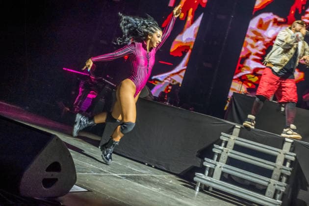 Sean Paul spielt am 5. März 2026 in der QUARTERBACK Immobilien ARENA Leipzig eine Show seiner TIMELESS TOUR. Vor einer fast ausverkauften Halle liefert der Dancehall-Star eine energiegeladene Performance mit seinen bekanntesten Hits, begleitet von DJ und einer aufwändigen Licht- und Videoproduktion, während das Publikum in der Arena tanzt und mitsingt. ï¿¼ Sean Paul Leipzig