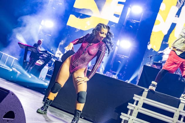 Sean Paul spielt am 5. März 2026 in der QUARTERBACK Immobilien ARENA Leipzig eine Show seiner TIMELESS TOUR. Vor einer fast ausverkauften Halle liefert der Dancehall-Star eine energiegeladene Performance mit seinen bekanntesten Hits, begleitet von DJ und einer aufwändigen Licht- und Videoproduktion, während das Publikum in der Arena tanzt und mitsingt. ï¿¼ Sean Paul Leipzig