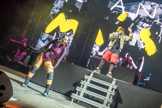 Sean Paul spielt am 5. März 2026 in der QUARTERBACK Immobilien ARENA Leipzig eine Show seiner TIMELESS TOUR. Vor einer fast ausverkauften Halle liefert der Dancehall-Star eine energiegeladene Performance mit seinen bekanntesten Hits, begleitet von DJ und einer aufwändigen Licht- und Videoproduktion, während das Publikum in der Arena tanzt und mitsingt. ï¿¼ Sean Paul Leipzig