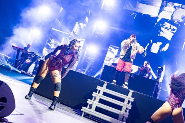 Sean Paul spielt am 5. März 2026 in der QUARTERBACK Immobilien ARENA Leipzig eine Show seiner TIMELESS TOUR. Vor einer fast ausverkauften Halle liefert der Dancehall-Star eine energiegeladene Performance mit seinen bekanntesten Hits, begleitet von DJ und einer aufwändigen Licht- und Videoproduktion, während das Publikum in der Arena tanzt und mitsingt. ï¿¼ Sean Paul Leipzig
