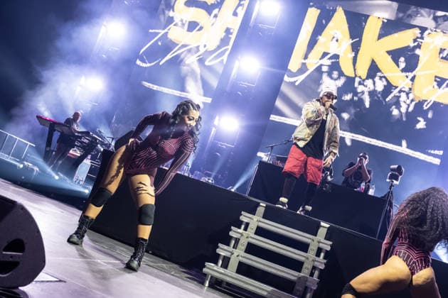 Sean Paul spielt am 5. März 2026 in der QUARTERBACK Immobilien ARENA Leipzig eine Show seiner TIMELESS TOUR. Vor einer fast ausverkauften Halle liefert der Dancehall-Star eine energiegeladene Performance mit seinen bekanntesten Hits, begleitet von DJ und einer aufwändigen Licht- und Videoproduktion, während das Publikum in der Arena tanzt und mitsingt. ï¿¼ Sean Paul Leipzig