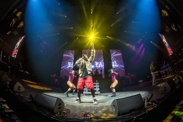 Sean Paul spielt am 5. März 2026 in der QUARTERBACK Immobilien ARENA Leipzig eine Show seiner TIMELESS TOUR. Vor einer fast ausverkauften Halle liefert der Dancehall-Star eine energiegeladene Performance mit seinen bekanntesten Hits, begleitet von DJ und einer aufwändigen Licht- und Videoproduktion, während das Publikum in der Arena tanzt und mitsingt. ï¿¼ Sean Paul Leipzig
