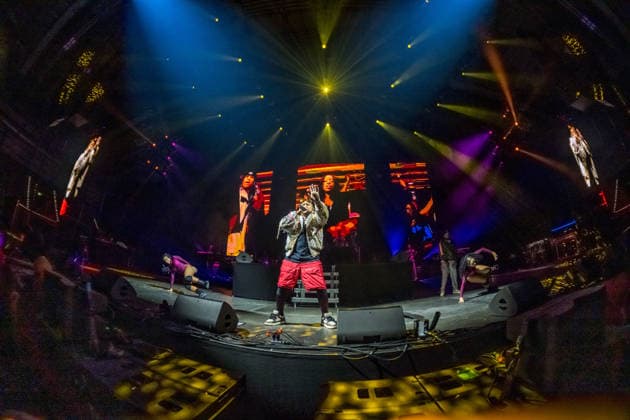 Sean Paul spielt am 5. März 2026 in der QUARTERBACK Immobilien ARENA Leipzig eine Show seiner TIMELESS TOUR. Vor einer fast ausverkauften Halle liefert der Dancehall-Star eine energiegeladene Performance mit seinen bekanntesten Hits, begleitet von DJ und einer aufwändigen Licht- und Videoproduktion, während das Publikum in der Arena tanzt und mitsingt. ï¿¼ Sean Paul Leipzig