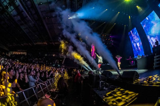 Sean Paul spielt am 5. März 2026 in der QUARTERBACK Immobilien ARENA Leipzig eine Show seiner TIMELESS TOUR. Vor einer fast ausverkauften Halle liefert der Dancehall-Star eine energiegeladene Performance mit seinen bekanntesten Hits, begleitet von DJ und einer aufwändigen Licht- und Videoproduktion, während das Publikum in der Arena tanzt und mitsingt. ï¿¼ Sean Paul Leipzig