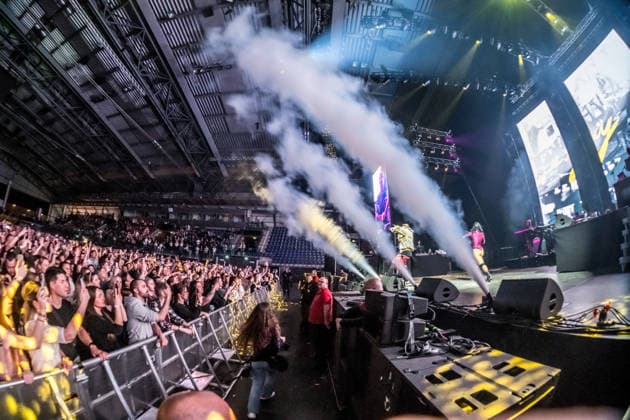 Sean Paul spielt am 5. März 2026 in der QUARTERBACK Immobilien ARENA Leipzig eine Show seiner TIMELESS TOUR. Vor einer fast ausverkauften Halle liefert der Dancehall-Star eine energiegeladene Performance mit seinen bekanntesten Hits, begleitet von DJ und einer aufwändigen Licht- und Videoproduktion, während das Publikum in der Arena tanzt und mitsingt. ï¿¼ Sean Paul Leipzig