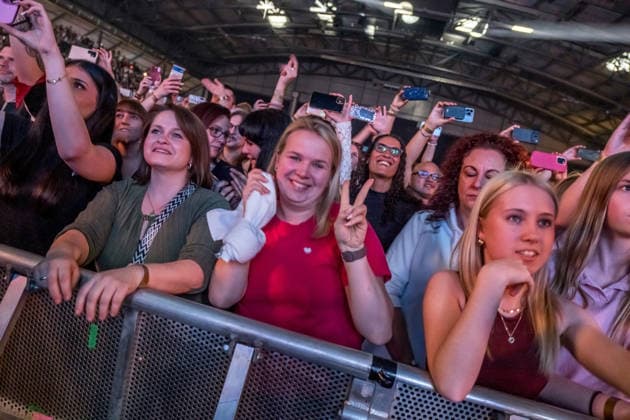 Sean Paul spielt am 5. März 2026 in der QUARTERBACK Immobilien ARENA Leipzig eine Show seiner TIMELESS TOUR. Vor einer fast ausverkauften Halle liefert der Dancehall-Star eine energiegeladene Performance mit seinen bekanntesten Hits, begleitet von DJ und einer aufwändigen Licht- und Videoproduktion, während das Publikum in der Arena tanzt und mitsingt. ï¿¼ Sean Paul Leipzig