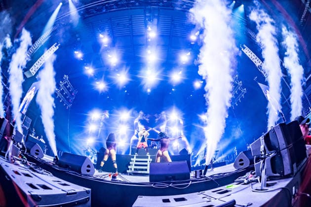 Sean Paul spielt am 5. März 2026 in der QUARTERBACK Immobilien ARENA Leipzig eine Show seiner TIMELESS TOUR. Vor einer fast ausverkauften Halle liefert der Dancehall-Star eine energiegeladene Performance mit seinen bekanntesten Hits, begleitet von DJ und einer aufwändigen Licht- und Videoproduktion, während das Publikum in der Arena tanzt und mitsingt. ï¿¼ Sean Paul Leipzig